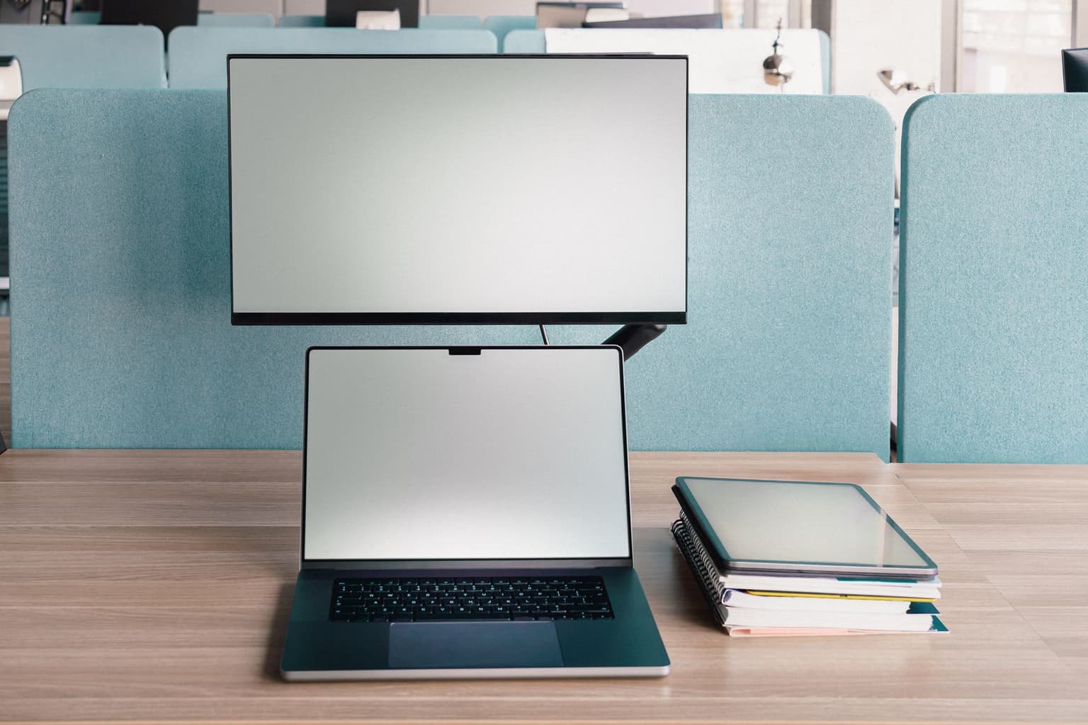 Workspace contemporaneo dedicato al redesign di un sito web