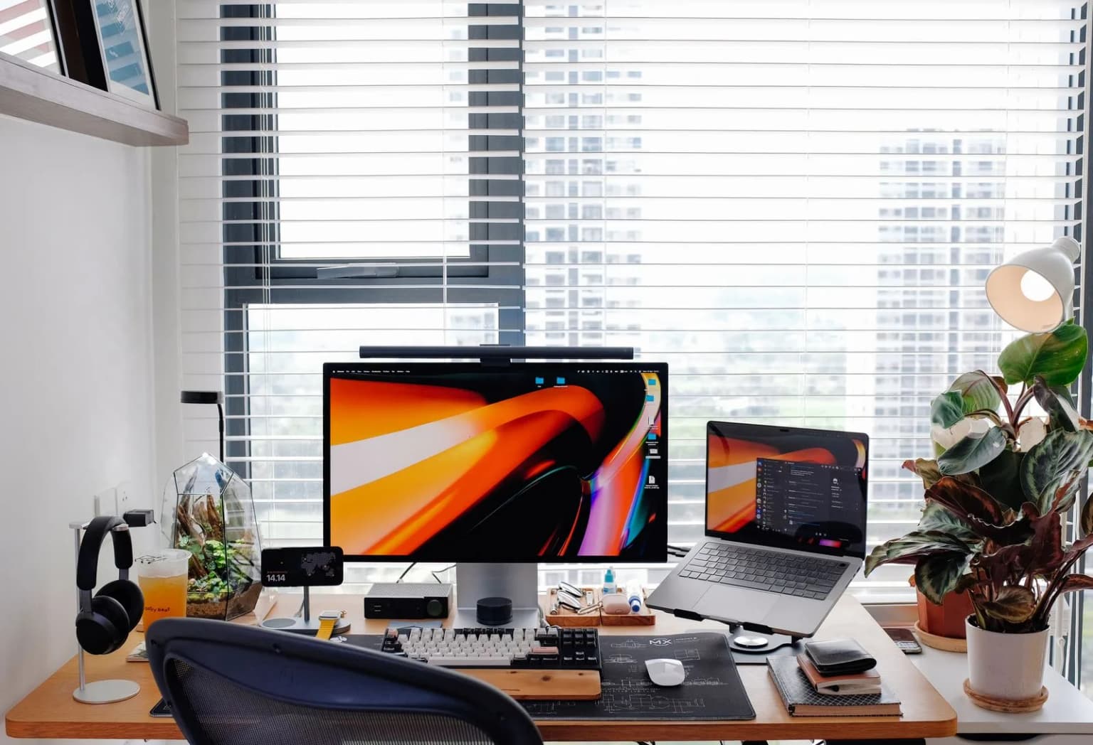 Postazione di lavoro dedicata a web design e tecnologia